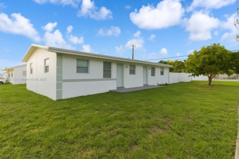 Adosado en alquiler en Miami, Florida, 3 dormitorios, 123.1 m2 № 1928120 - foto 2