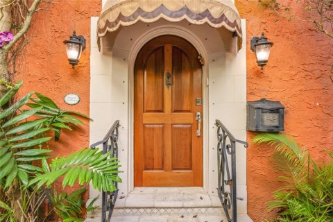 House in Coral Gables, Florida 5 bedrooms, 244.33 sq.m. № 1707883 - photo 1