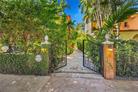 House in Coral Gables, Florida 5 bedrooms, 244.33 sq.m. № 1707883 - photo 27