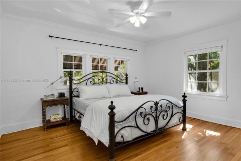 House in Coral Gables, Florida 5 bedrooms, 244.33 sq.m. № 1707883 - photo 13