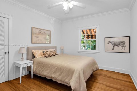 House in Coral Gables, Florida 5 bedrooms, 244.33 sq.m. № 1707883 - photo 15