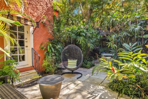 House in Coral Gables, Florida 5 bedrooms, 244.33 sq.m. № 1707883 - photo 18