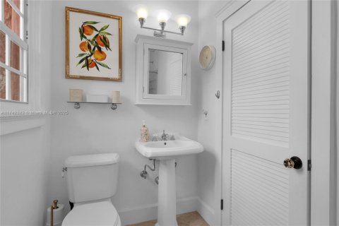 House in Coral Gables, Florida 5 bedrooms, 244.33 sq.m. № 1707883 - photo 16