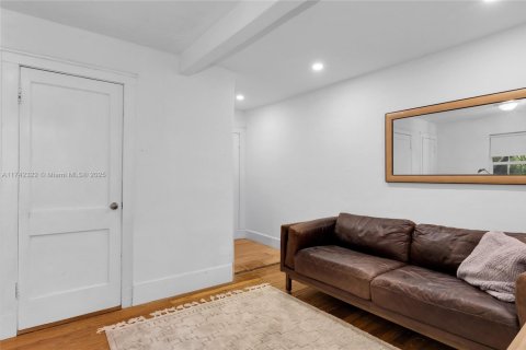 House in Coral Gables, Florida 5 bedrooms, 244.33 sq.m. № 1707883 - photo 22
