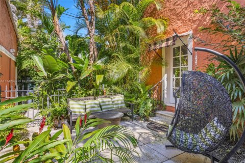 House in Coral Gables, Florida 5 bedrooms, 244.33 sq.m. № 1707883 - photo 25