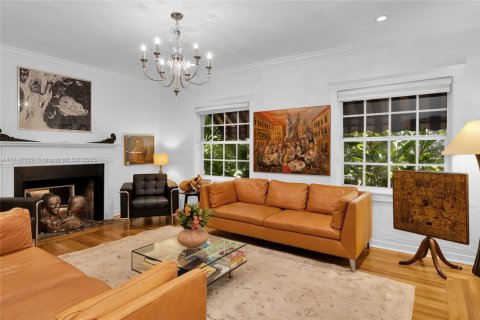 House in Coral Gables, Florida 5 bedrooms, 244.33 sq.m. № 1707883 - photo 5
