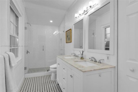 House in Coral Gables, Florida 5 bedrooms, 244.33 sq.m. № 1707883 - photo 14