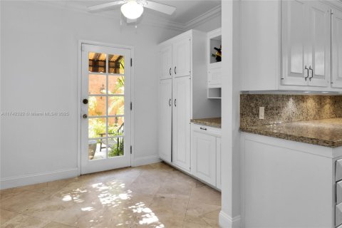 House in Coral Gables, Florida 5 bedrooms, 244.33 sq.m. № 1707883 - photo 10