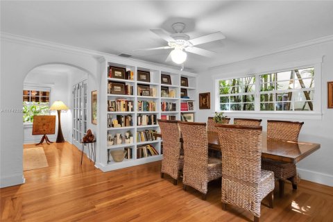 House in Coral Gables, Florida 5 bedrooms, 244.33 sq.m. № 1707883 - photo 4