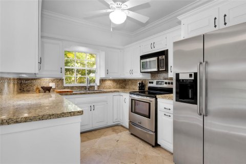 House in Coral Gables, Florida 5 bedrooms, 244.33 sq.m. № 1707883 - photo 11