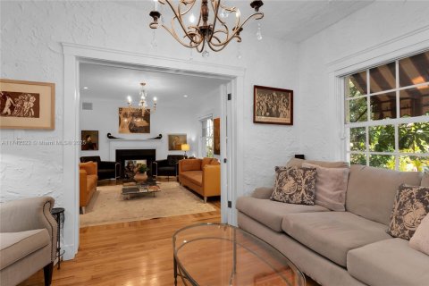 House in Coral Gables, Florida 5 bedrooms, 244.33 sq.m. № 1707883 - photo 6