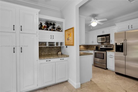 House in Coral Gables, Florida 5 bedrooms, 244.33 sq.m. № 1707883 - photo 9