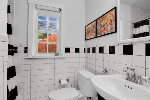 House in Coral Gables, Florida 5 bedrooms, 244.33 sq.m. № 1707883 - photo 23