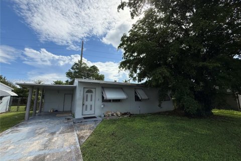 House in Riviera Beach, Florida 4 bedrooms, 157.93 sq.m. № 1929818 - photo 1