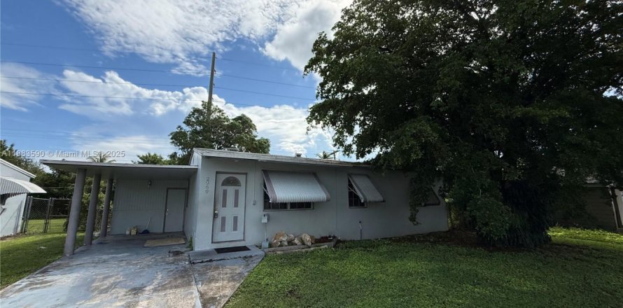 House in Riviera Beach, Florida 4 bedrooms, 157.93 sq.m. № 1929818
