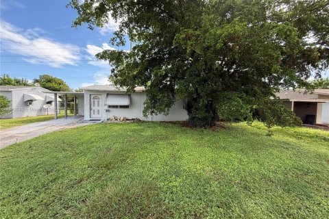 House in Riviera Beach, Florida 4 bedrooms, 157.93 sq.m. № 1929818 - photo 2