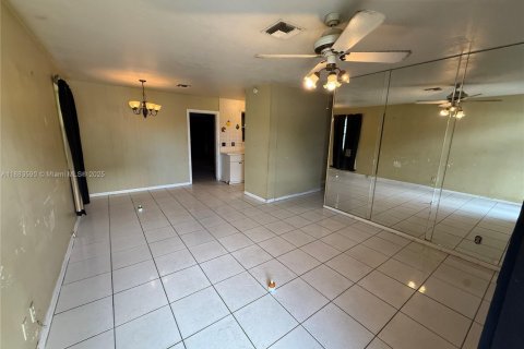 House in Riviera Beach, Florida 4 bedrooms, 157.93 sq.m. № 1929818 - photo 4
