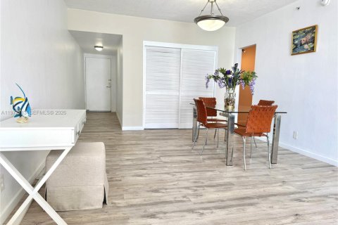 Condo in Hollywood, Florida, 1 bedroom  № 2041831 - photo 7
