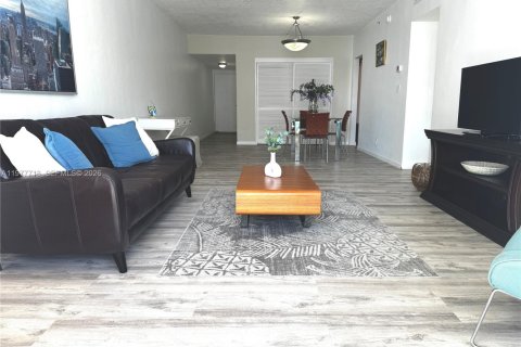 Condo in Hollywood, Florida, 1 bedroom  № 2041831 - photo 5