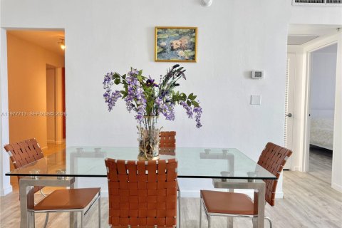 Condo in Hollywood, Florida, 1 bedroom  № 2041831 - photo 9