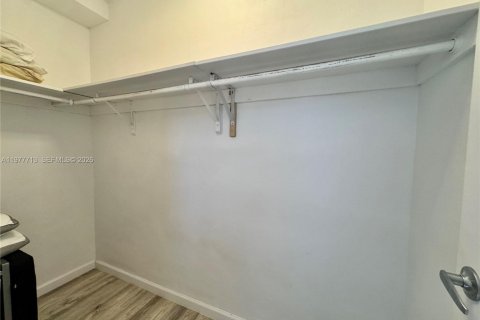 Condo in Hollywood, Florida, 1 bedroom  № 2041831 - photo 16