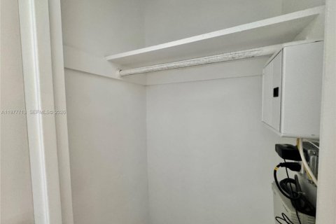 Condo in Hollywood, Florida, 1 bedroom  № 2041831 - photo 17