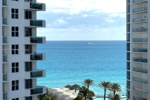 Condo in Hollywood, Florida, 1 bedroom  № 2041831 - photo 3