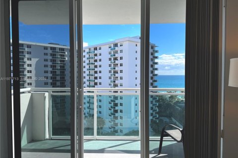 Condo in Hollywood, Florida, 1 bedroom  № 2041831 - photo 20