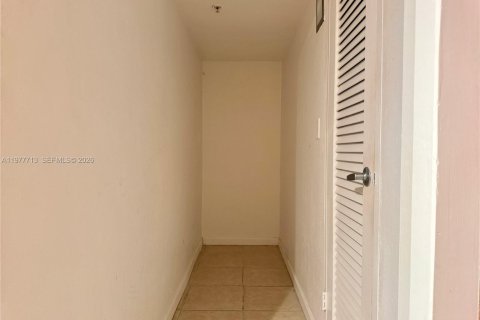 Condo in Hollywood, Florida, 1 bedroom  № 2041831 - photo 12