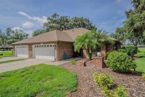 House in Zephyrhills, Florida 2 bedrooms, 175.49 sq.m. № 1826682 - photo 1