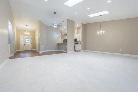 House in Zephyrhills, Florida 2 bedrooms, 175.49 sq.m. № 1826682 - photo 13