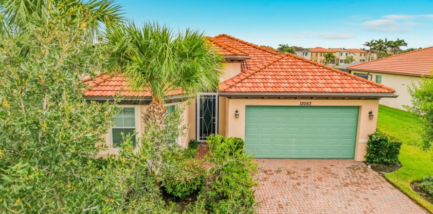 Casa en Port St. Lucie, Florida 3 dormitorios, 206.71 m2 № 2402034