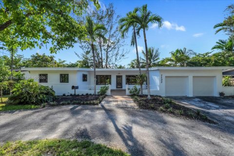 Villa ou maison à vendre à South Miami, Floride: 4 chambres, 247.96 m2 № 2025407 - photo 2