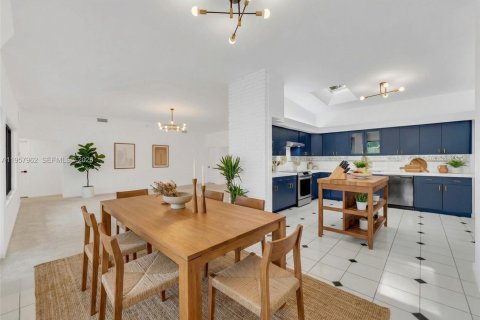 Villa ou maison à vendre à South Miami, Floride: 4 chambres, 247.96 m2 № 2025407 - photo 4