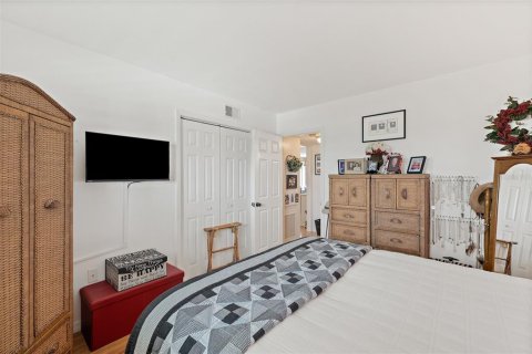 Condo in Cocoa Beach, Florida, 2 bedrooms  № 2355088 - photo 24