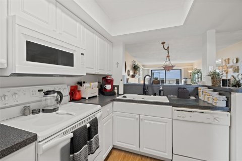 Condo in Cocoa Beach, Florida, 2 bedrooms  № 2355088 - photo 9