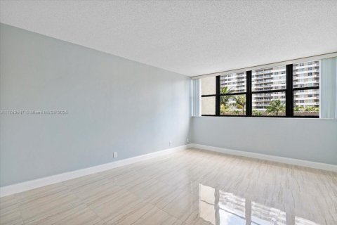 Condominio en venta en Hallandale Beach, Florida, 3 dormitorios, 126.35 m2 № 2035862 - foto 10