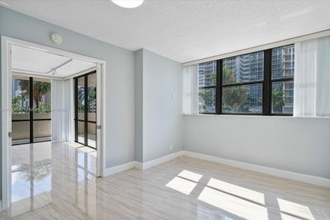 Condominio en venta en Hallandale Beach, Florida, 3 dormitorios, 126.35 m2 № 2035862 - foto 4