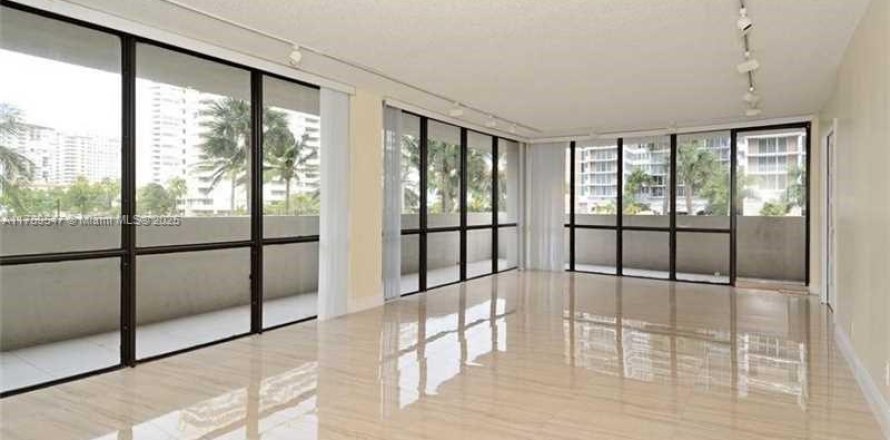 Condominio en Hallandale Beach, Florida, 3 dormitorios  № 2035862