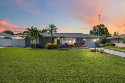 House in Bradenton, Florida 4 bedrooms, 223.24 sq.m. № 1910654 - photo 1