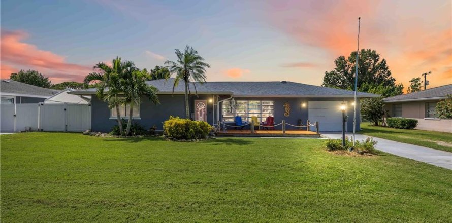 House in Bradenton, Florida 4 bedrooms, 223.24 sq.m. № 1910654