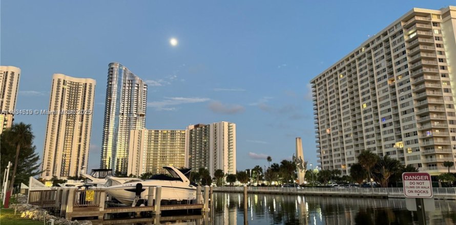 Condominio en Sunny Isles Beach, Florida, 2 dormitorios  № 1954944