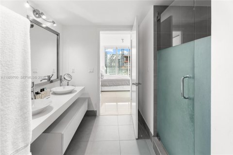 Condo in Miami, Florida, 2 bedrooms  № 1996025 - photo 13