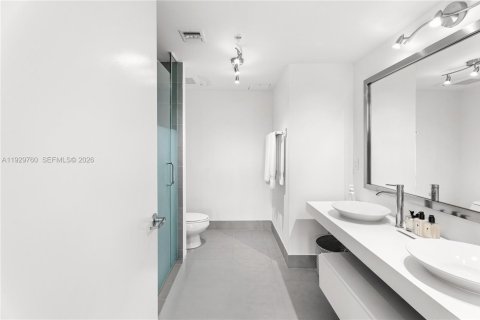Condo in Miami, Florida, 2 bedrooms  № 1996025 - photo 15