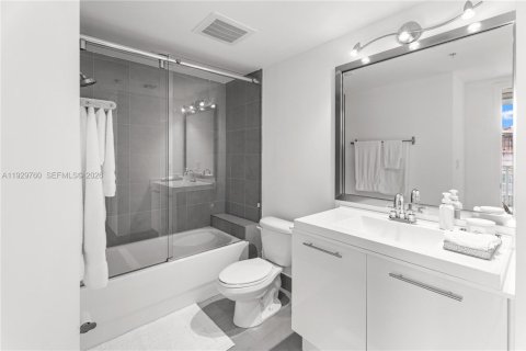 Condo in Miami, Florida, 2 bedrooms  № 1996025 - photo 21