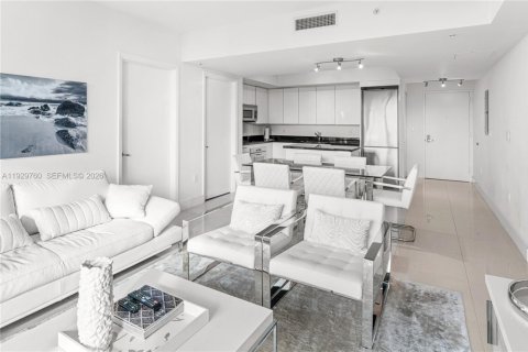 Condo in Miami, Florida, 2 bedrooms  № 1996025 - photo 6