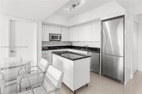 Condo in Miami, Florida, 2 bedrooms  № 1996025 - photo 8