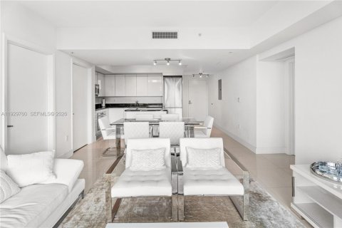 Condo in Miami, Florida, 2 bedrooms  № 1996025 - photo 5