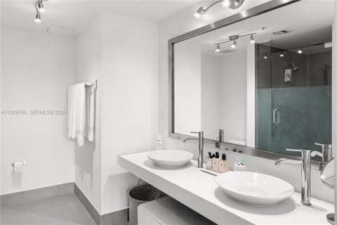 Condo in Miami, Florida, 2 bedrooms  № 1996025 - photo 14