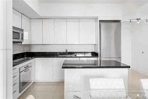 Condo in Miami, Florida, 2 bedrooms  № 1996025 - photo 10